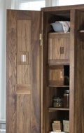 Nussbaumschrank_offen.jpg